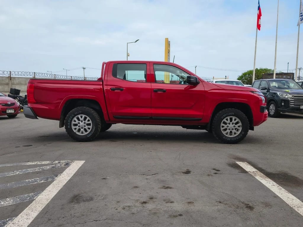 Mitsubishi L200 Katana D/c 2.4 Tdi Mt Xrt 4x4 año 2024