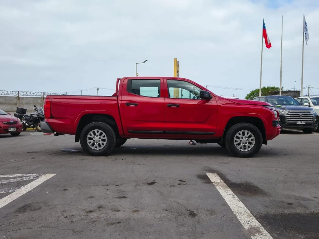 Mitsubishi L200 Katana D/c 2.4 Tdi Mt Xrt 4x4 año 2024