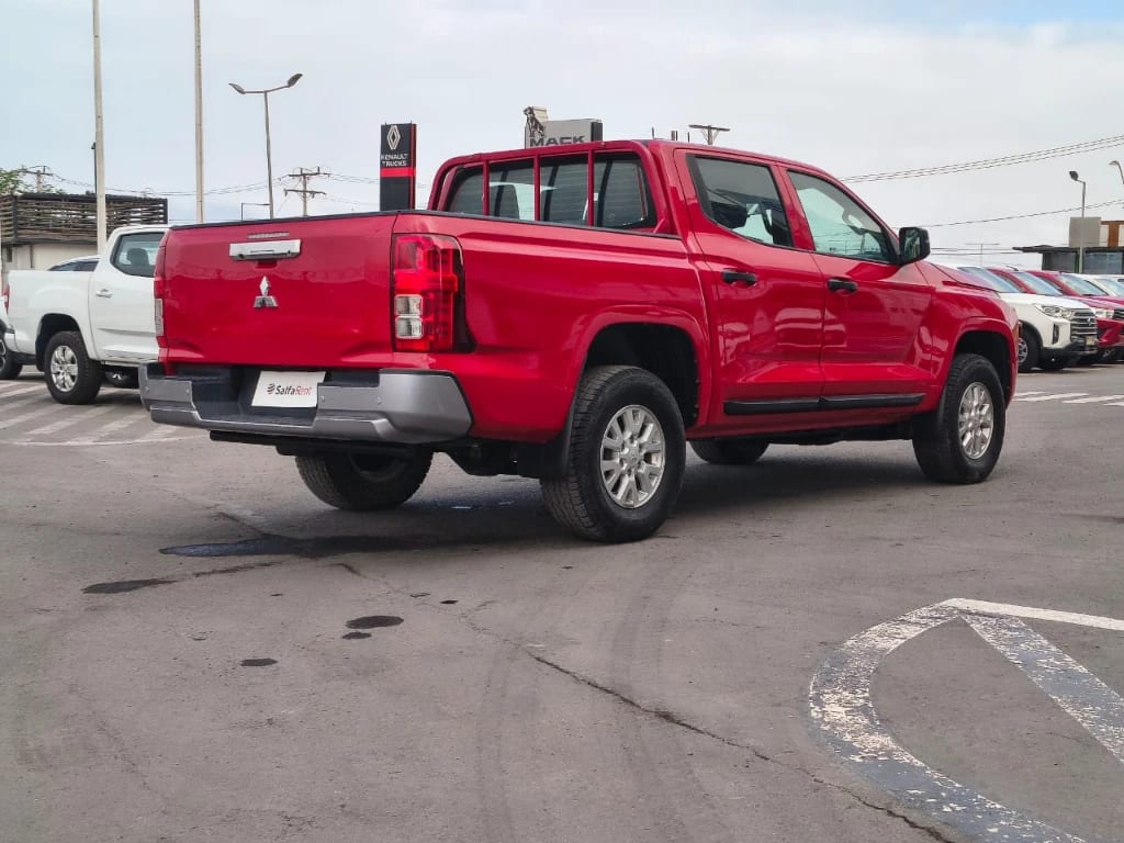 Mitsubishi L200 Katana D/c 2.4 Tdi Mt Xrt 4x4 año 2024