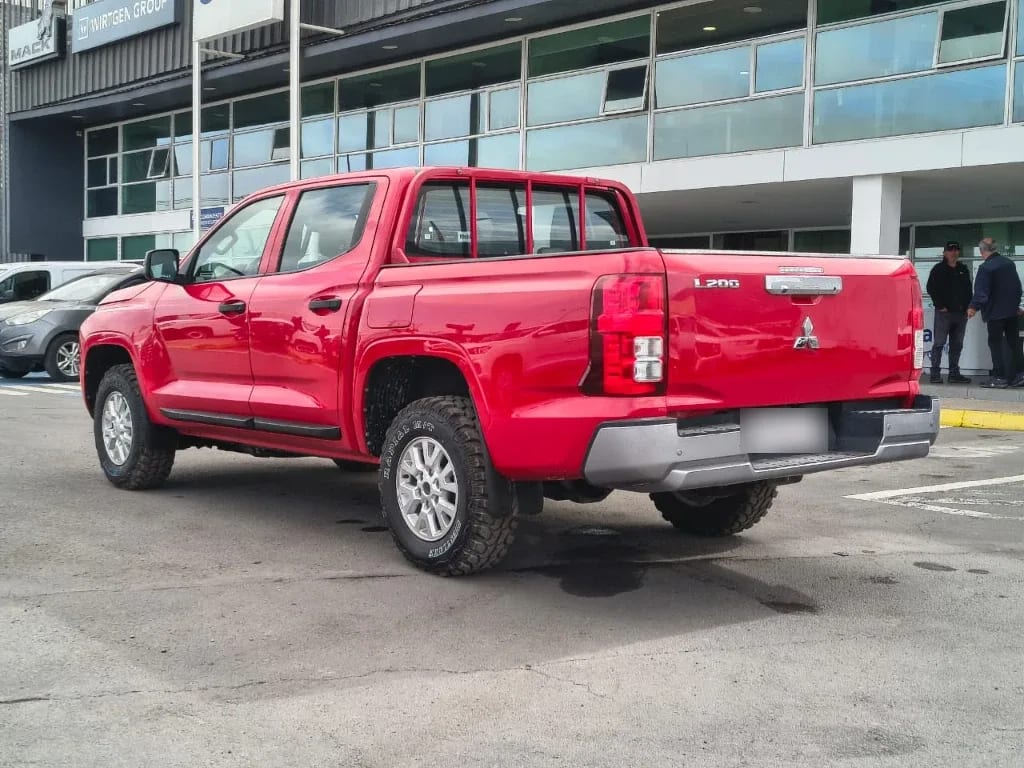 Mitsubishi L200 Katana D/c 2.4 Tdi Mt Xrt 4x4 año 2024