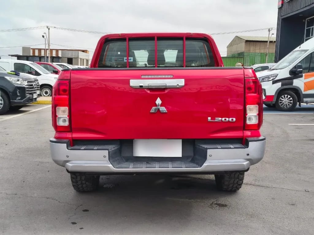Mitsubishi L200 Katana D/c 2.4 Tdi Mt Xrt 4x4 año 2024