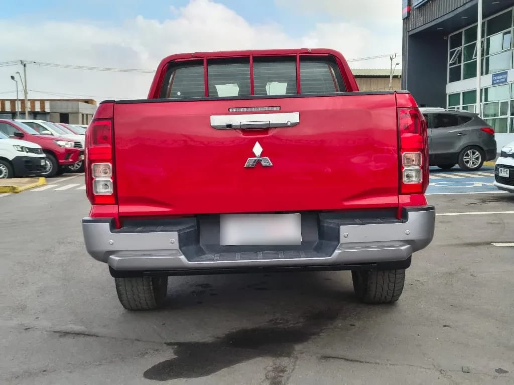 Mitsubishi L200 Katana D/c 2.4 Tdi Mt Xrt 4x4 año 2024