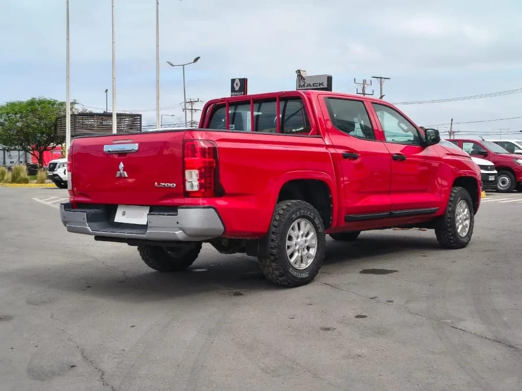 Mitsubishi L200 Katana D/c 2.4 Tdi Mt Xrt 4x4 año 2024