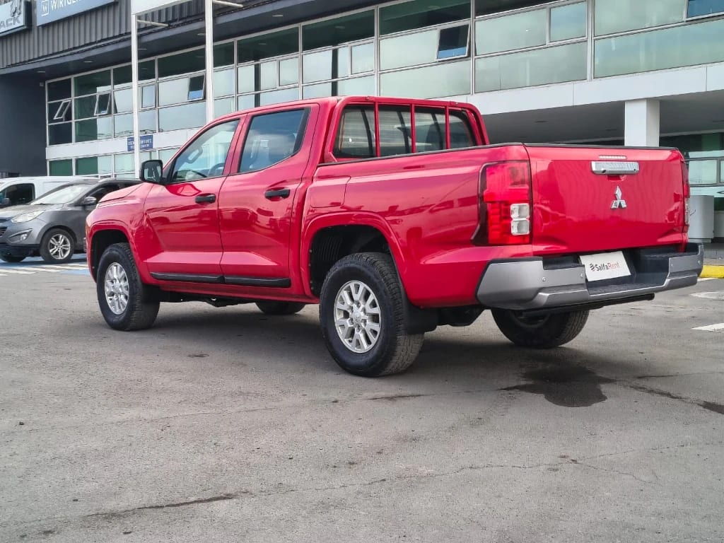 Mitsubishi L200 Katana D/c 2.4 Tdi Mt Xrt 4x4 año 2024