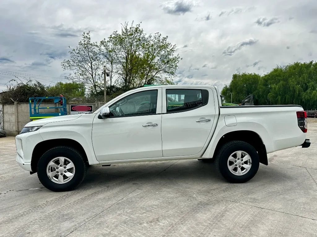 Mitsubishi L200 L200 4x2 Katana D/c 2.4 Td Mt Cr año 2023