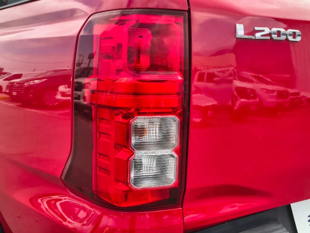 Mitsubishi L200 Katana D/c 2.4 Tdi Mt Xrt 4x4 año 2024