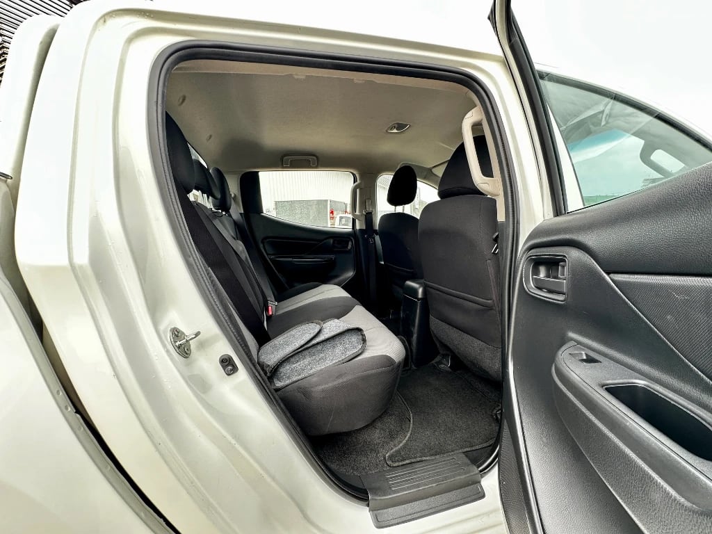 Mitsubishi L200 L200 4x2 Katana D/c 2.4 Td Mt Cr año 2023