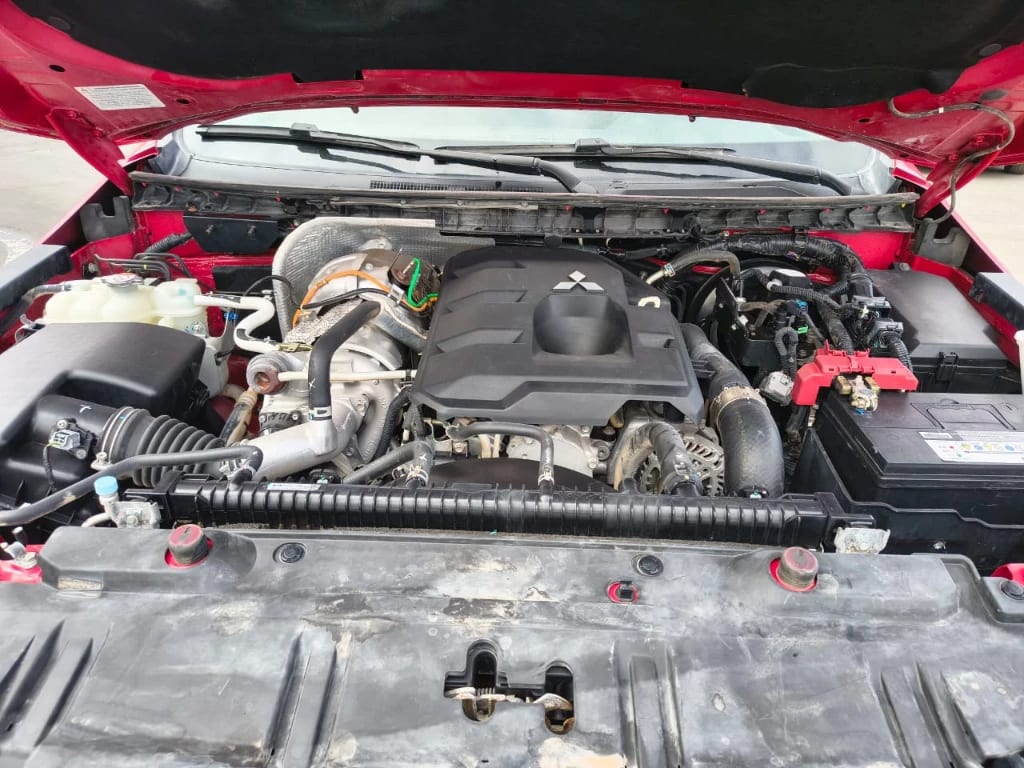 Mitsubishi L200 Katana D/c 2.4 Tdi Mt Xrt 4x4 año 2024