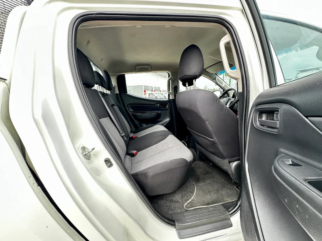 Mitsubishi L200 L200 4x2 Katana D/c 2.4 Td Mt Cr año 2023