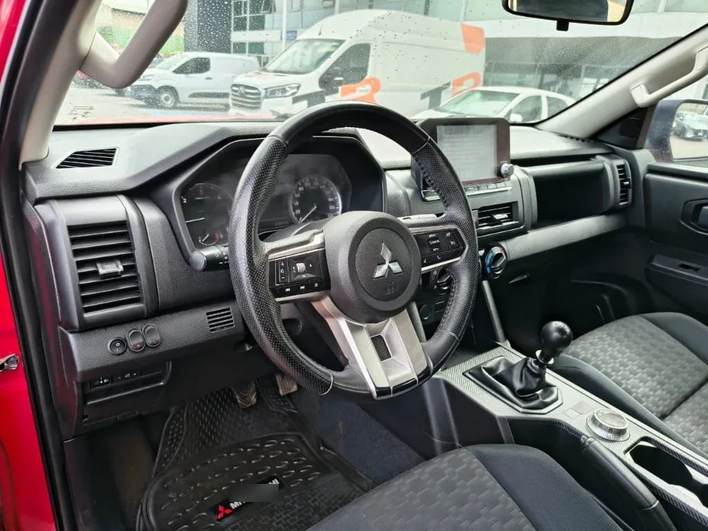 Mitsubishi L200 Katana D/c 2.4 Tdi Mt Xrt 4x4 año 2024
