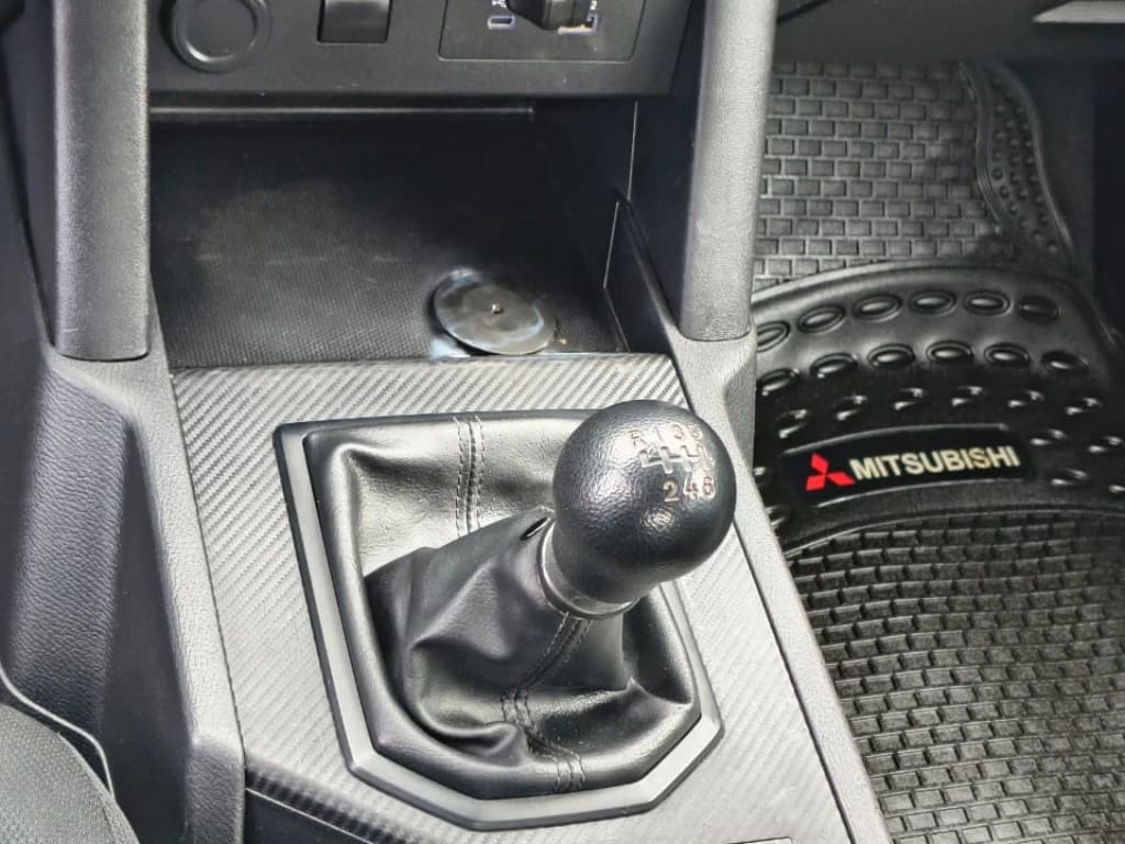 Mitsubishi L200 Katana D/c 2.4 Tdi Mt Xrt 4x4 año 2024