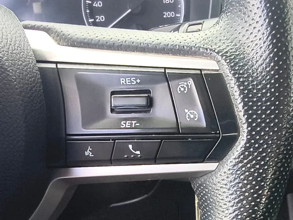 Mitsubishi L200 Katana D/c 2.4 Tdi Mt Xrt 4x4 año 2024