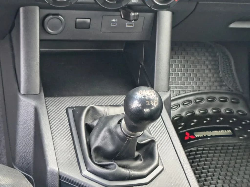 Mitsubishi L200 Katana D/c 2.4 Tdi Mt Xrt 4x4 año 2024