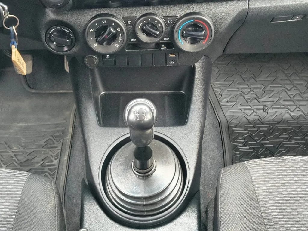 Toyota Hilux Dc 4x4 2.4 D Dx Mt año 2023