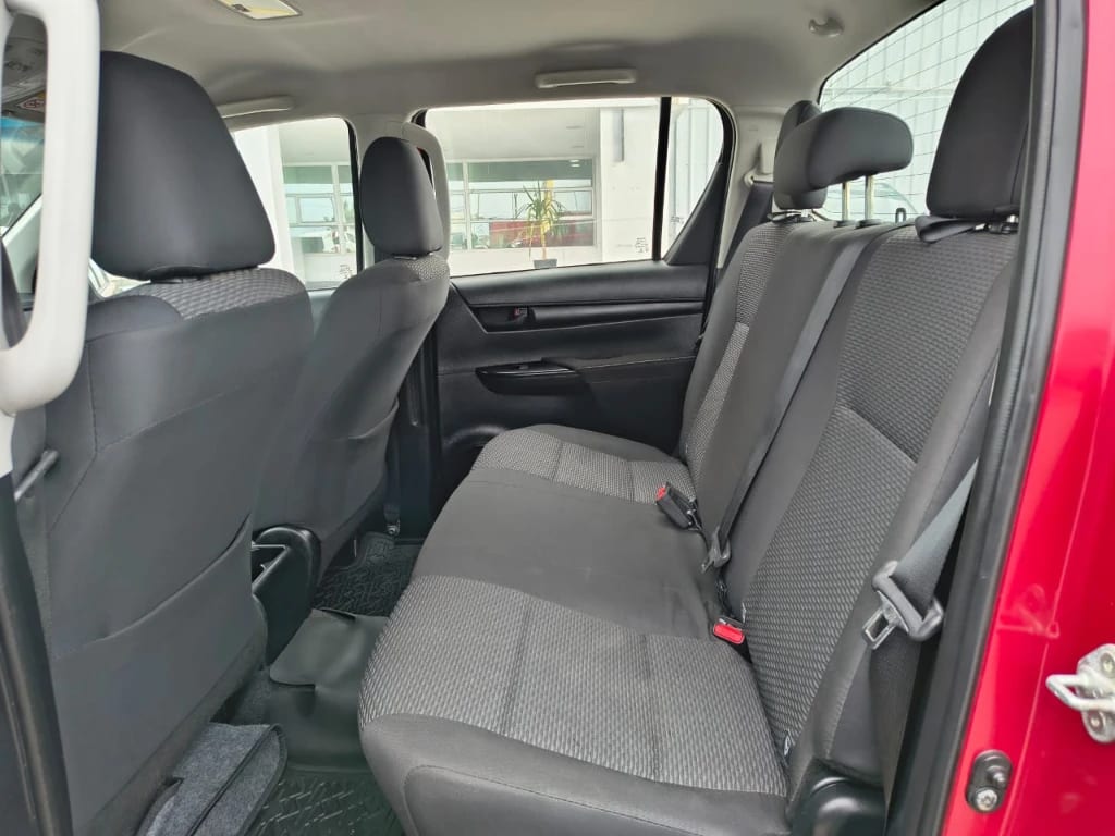 Toyota Hilux Dc 4x4 2.4 D Dx Mt año 2023