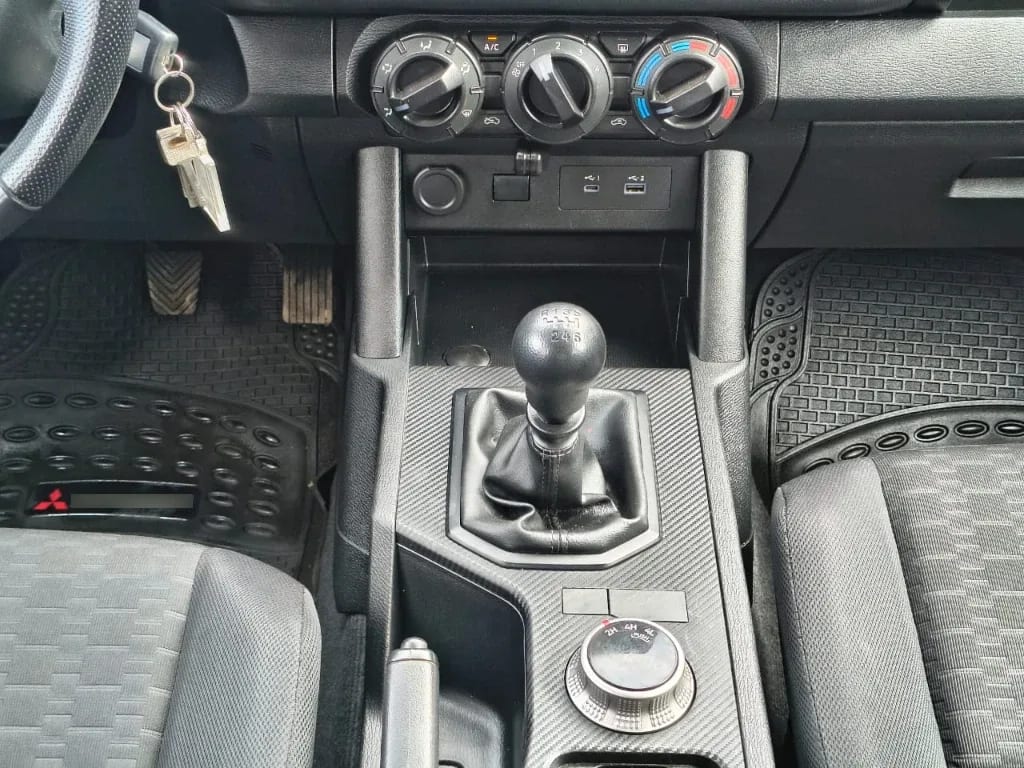 Mitsubishi L200 Katana D/c 2.4 Tdi Mt Xrt 4x4 año 2024