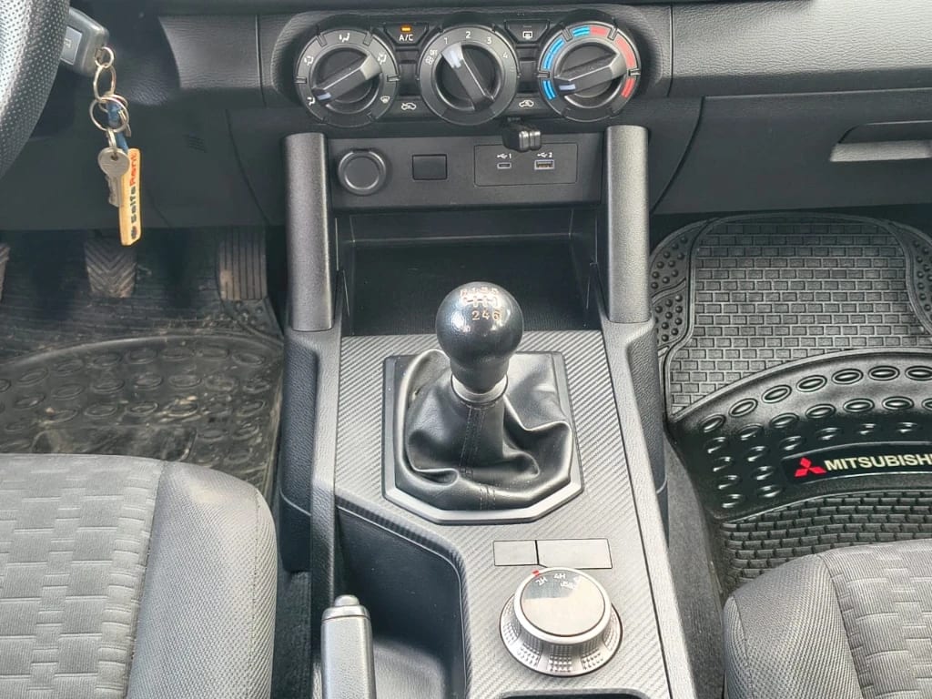 Mitsubishi L200 Katana D/c 2.4 Tdi Mt Xrt 4x4 año 2024
