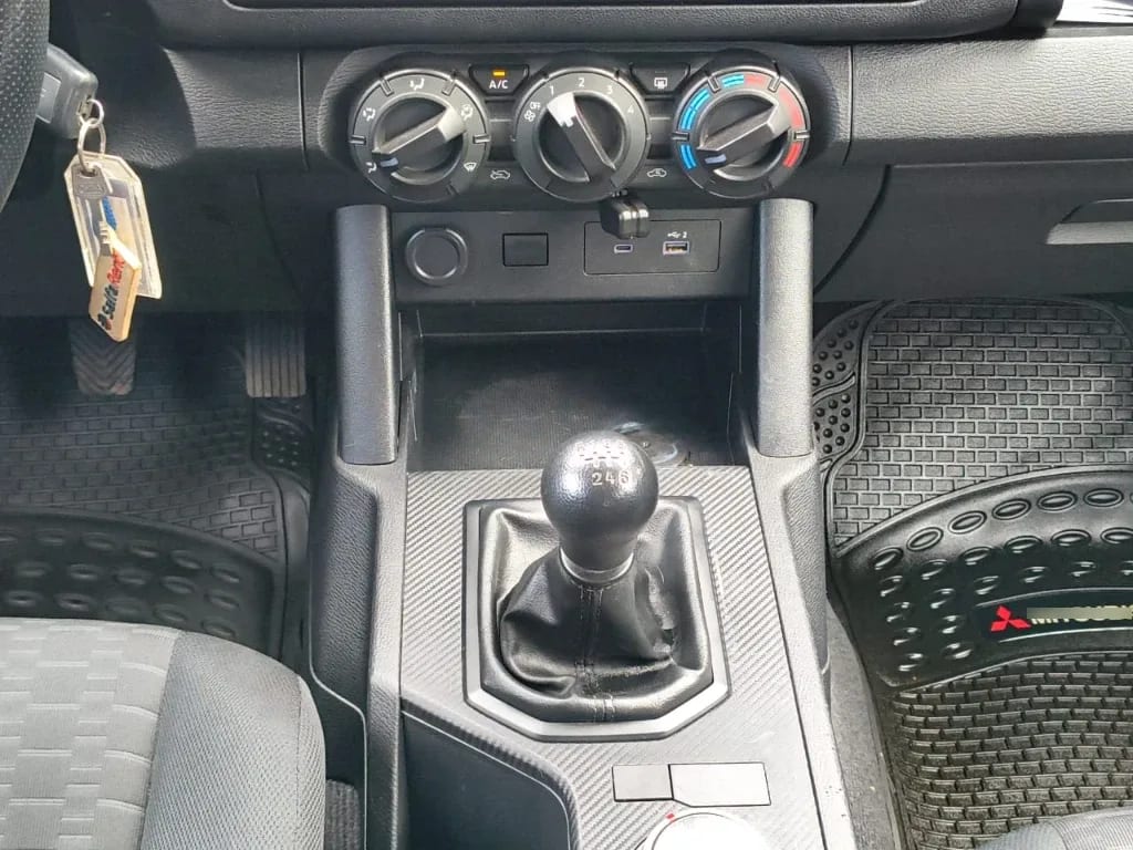 Mitsubishi L200 Katana D/c 2.4 Tdi Mt Xrt 4x4 año 2024