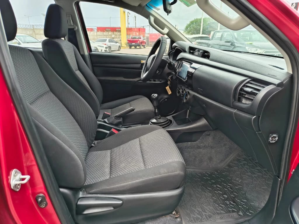 Toyota Hilux Dc 4x4 2.4 D Dx Mt año 2023