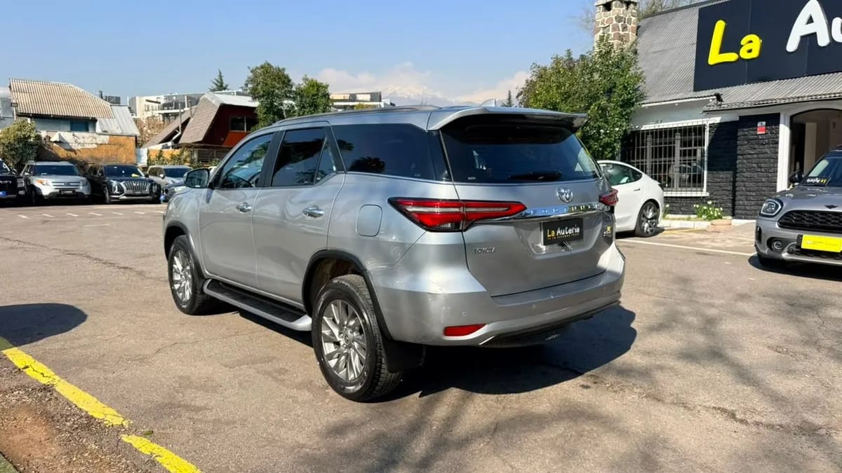 Toyota Fortuner 2.8 Srx Tdi Diesel 4x4 At 5p año 2022