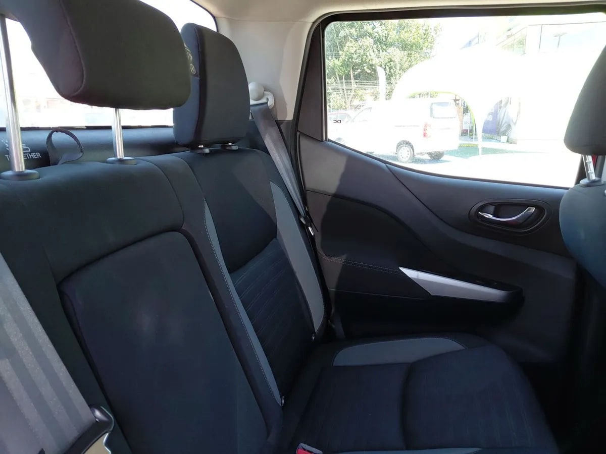 Nissan Navara 2.3d Xe Diesel 4x2 Dob.cab. Mt 4p año 2024