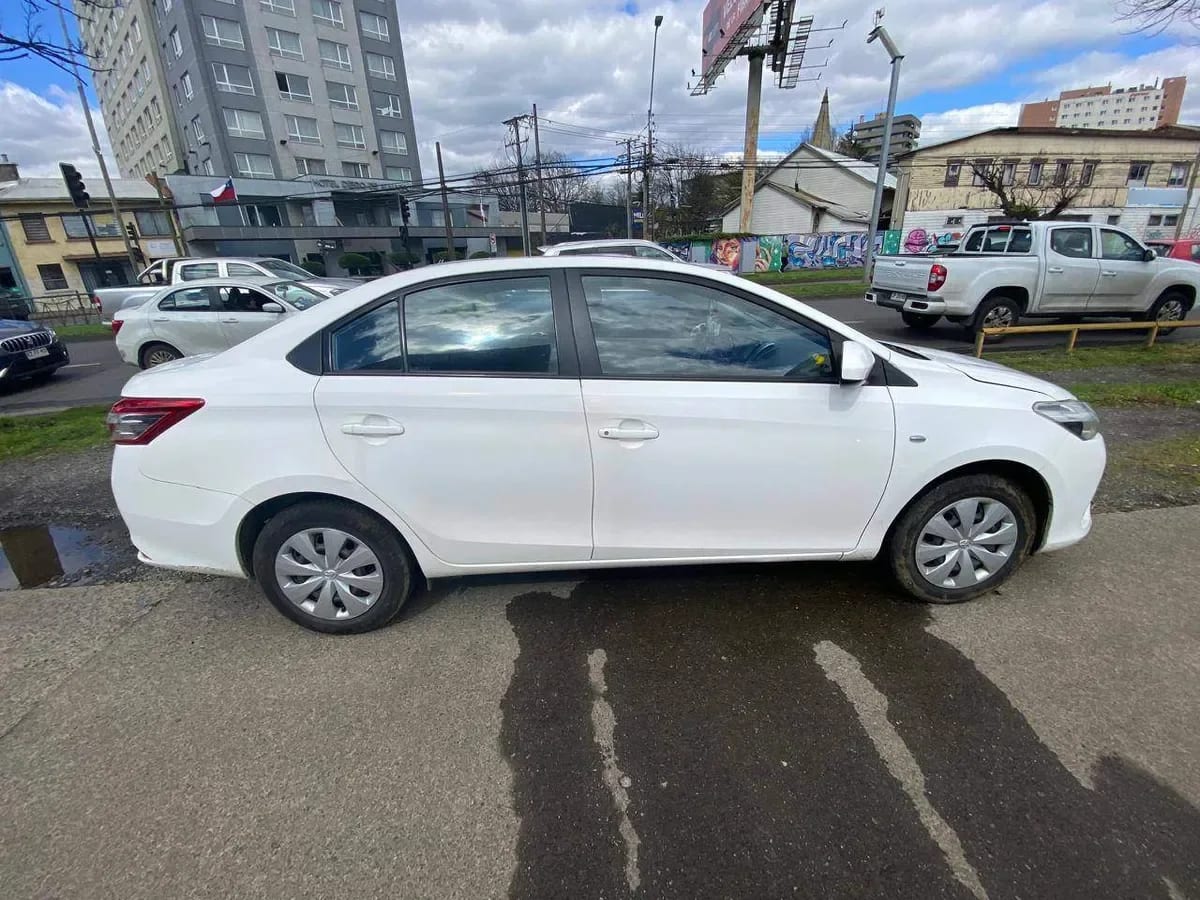 Toyota Yaris 1.5 Gli E 4x2 Mt 4p año 2017