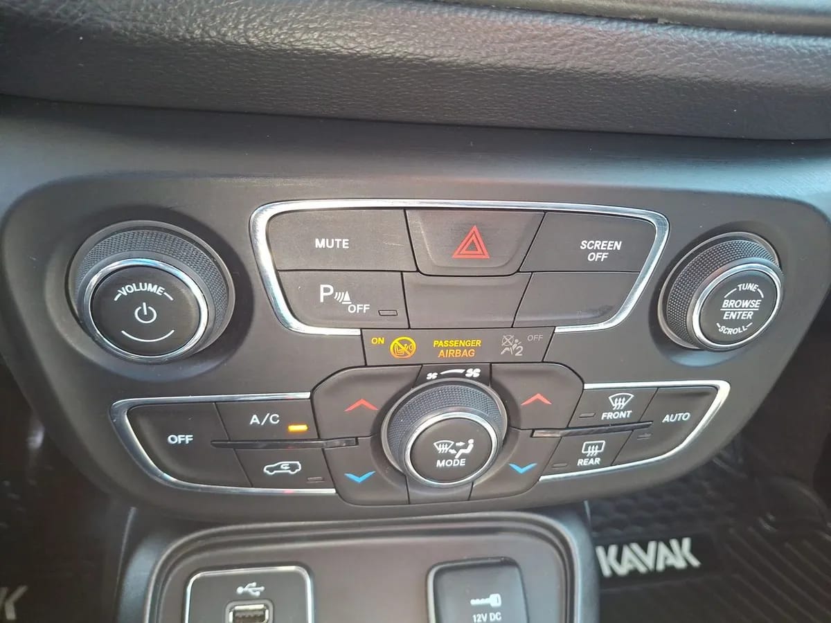Jeep Compass 2.4 Longitude 4x2 Radio 8.4 9at 5p año 2019