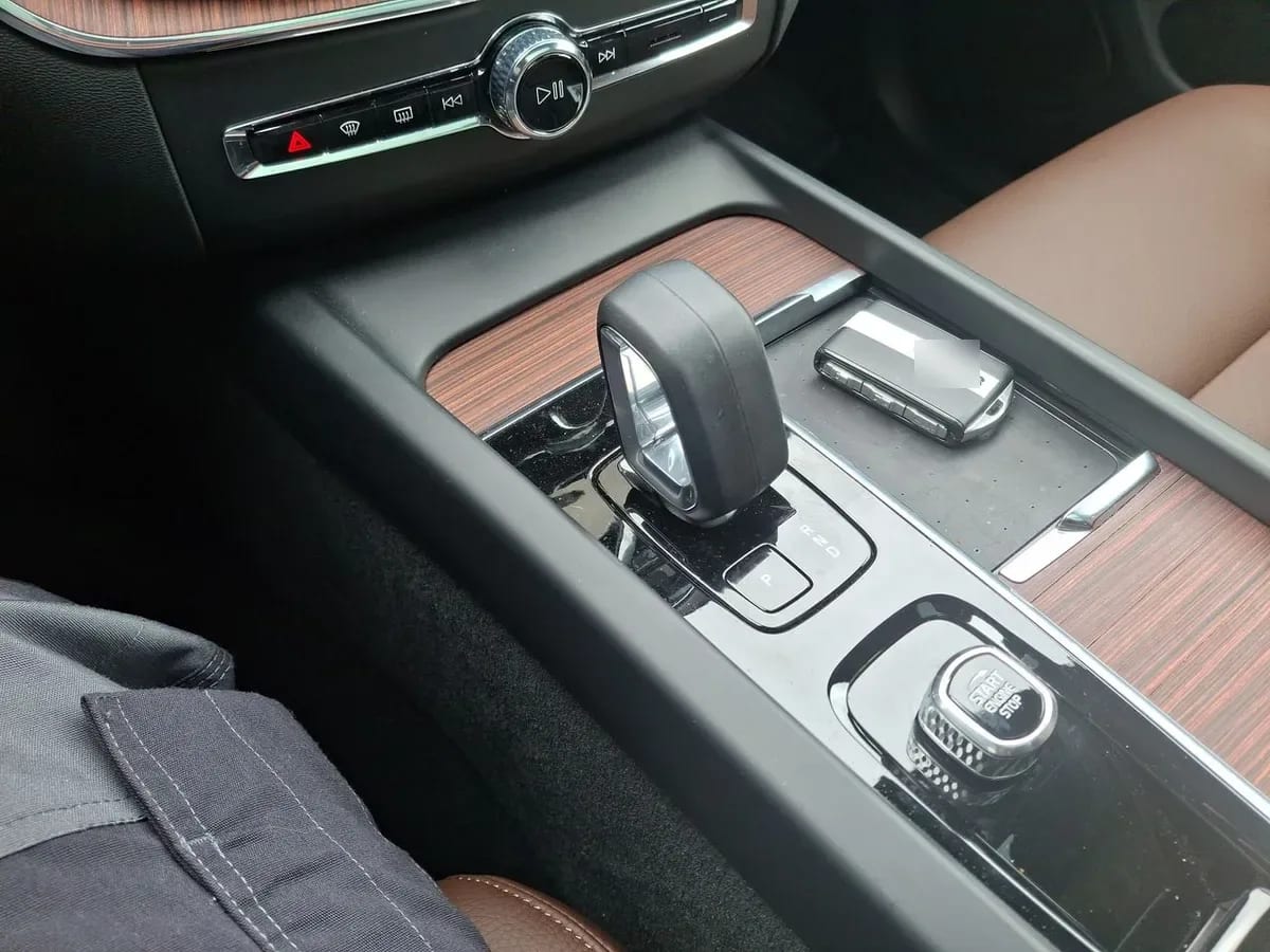 Volvo Xc60 2.0 T8 Recharge Plus Hybrid Awd At 5p año 2025