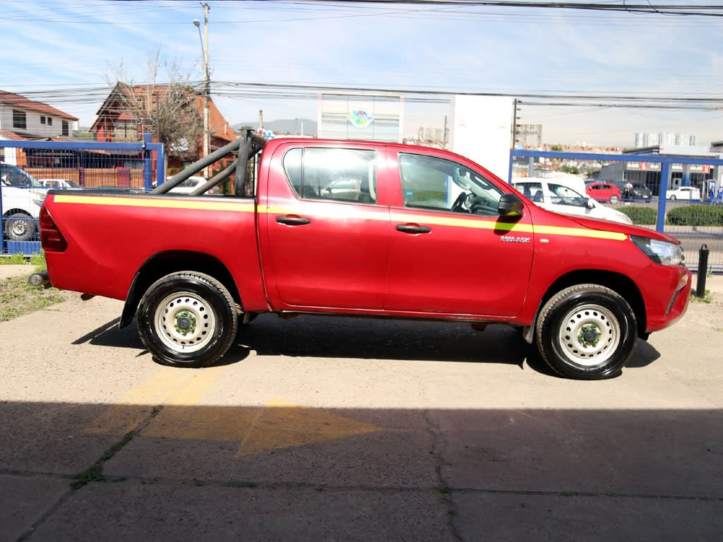 Toyota Hilux Dx Mt 4x4 2.4 año 2023