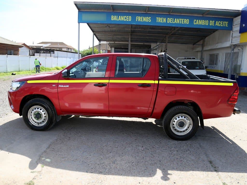 Toyota Hilux Dx Mt 4x4 2.4 año 2023
