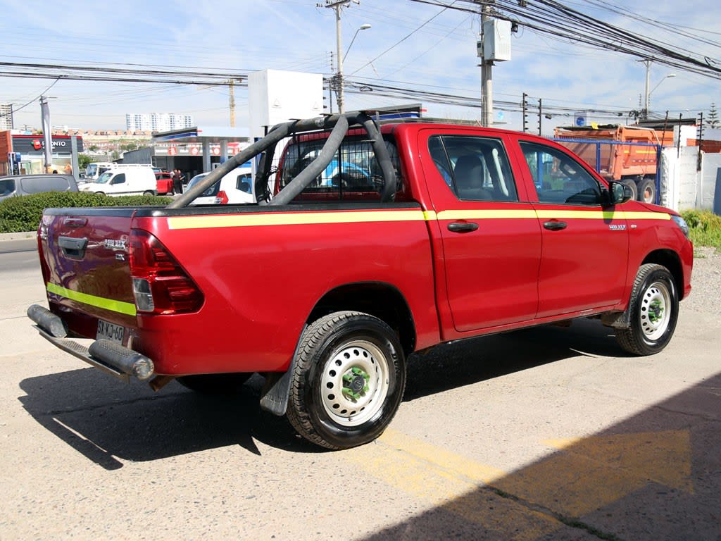 Toyota Hilux Dx Mt 4x4 2.4 año 2023