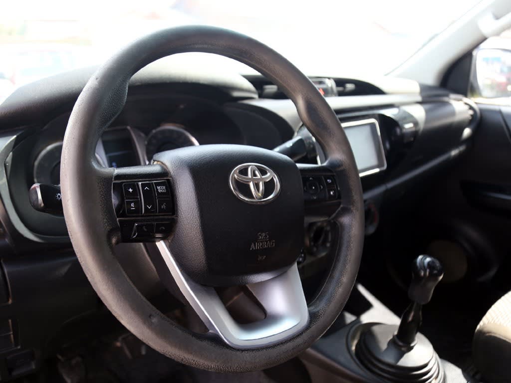 Toyota Hilux Dx Mt 4x4 2.4 año 2023