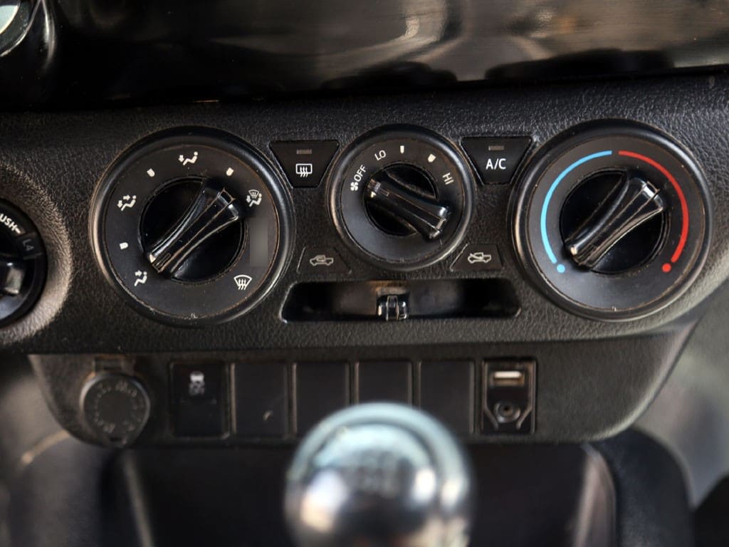 Toyota Hilux Dx Mt 4x4 2.4 año 2023