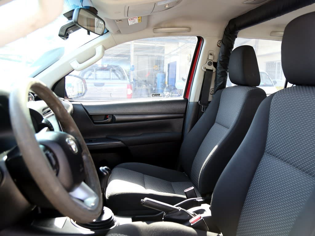 Toyota Hilux Dcab Mt 4x4 2.4 año 2024