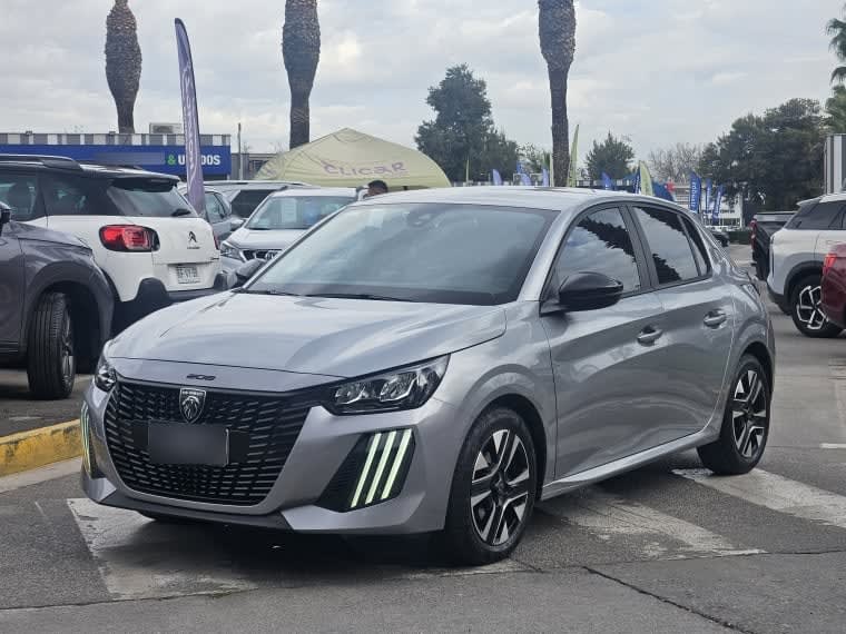 Peugeot 208 Puretech 4x2 1.2 año 2025