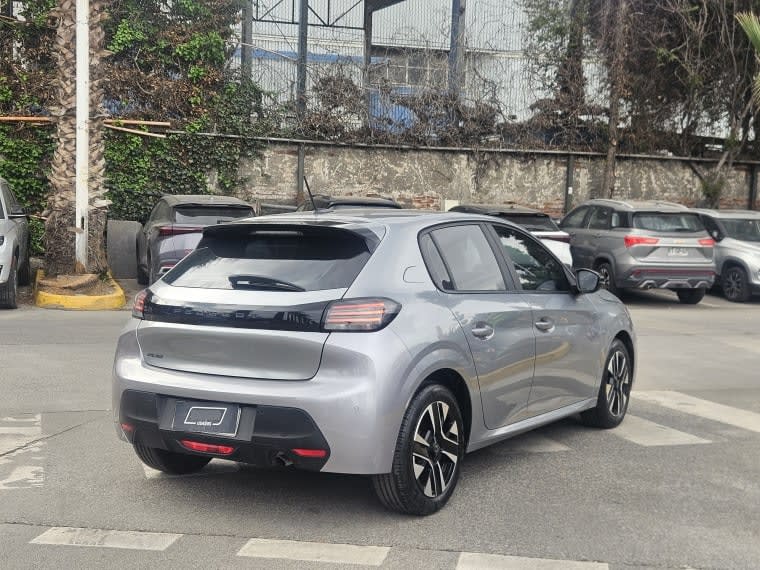 Peugeot 208 Puretech 4x2 1.2 año 2025
