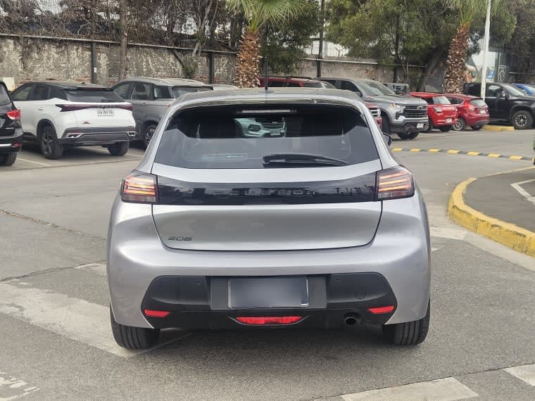 Peugeot 208 Puretech 4x2 1.2 año 2025