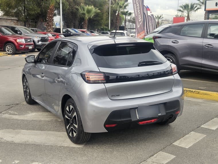 Peugeot 208 Puretech 4x2 1.2 año 2025