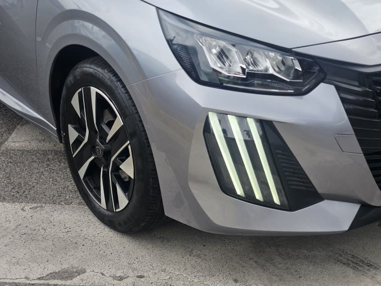 Peugeot 208 Puretech 4x2 1.2 año 2025