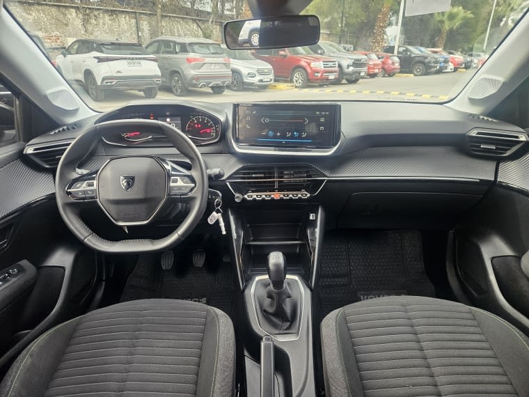 Peugeot 208 Puretech 4x2 1.2 año 2025