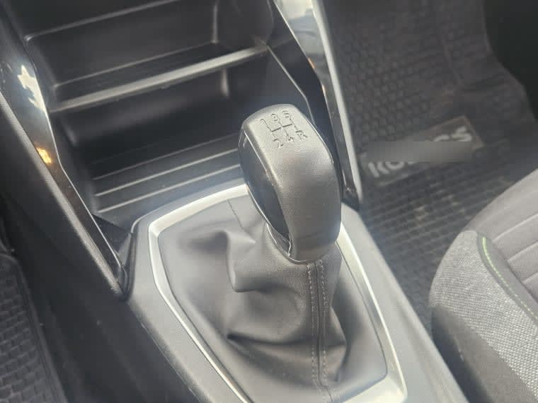 Peugeot 208 Puretech 4x2 1.2 año 2025