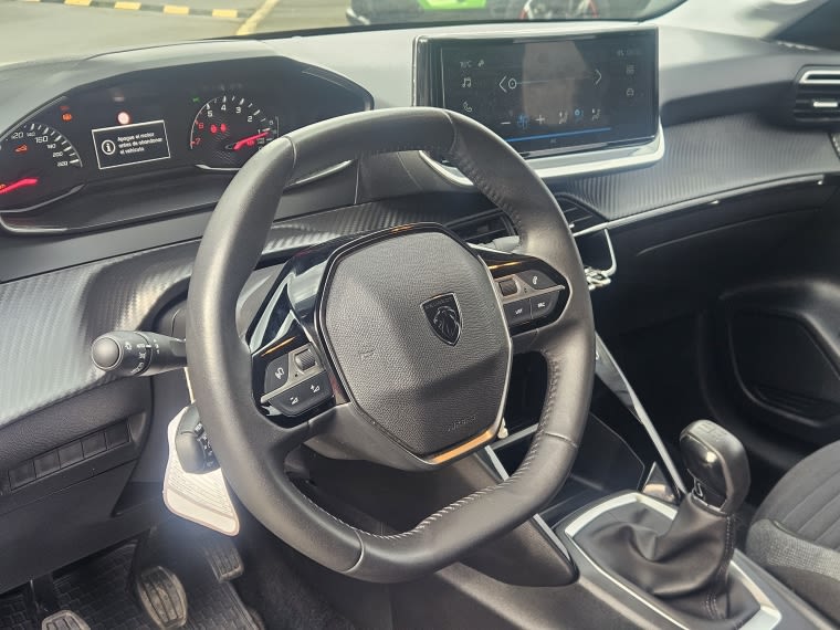 Peugeot 208 Puretech 4x2 1.2 año 2025
