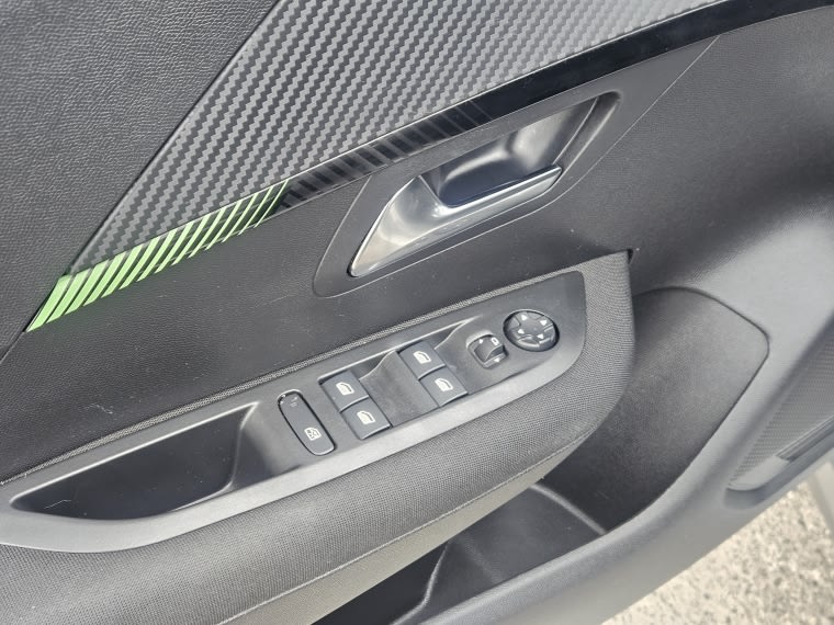 Peugeot 208 Puretech 4x2 1.2 año 2025