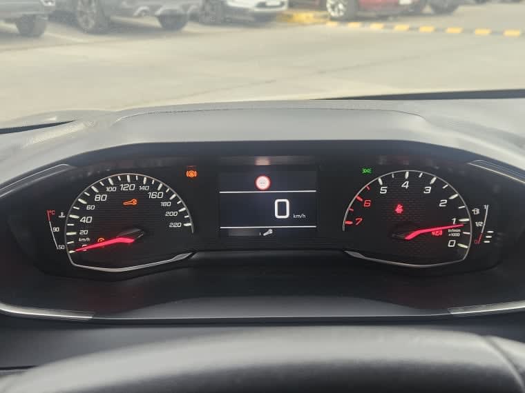 Peugeot 208 Puretech 4x2 1.2 año 2025