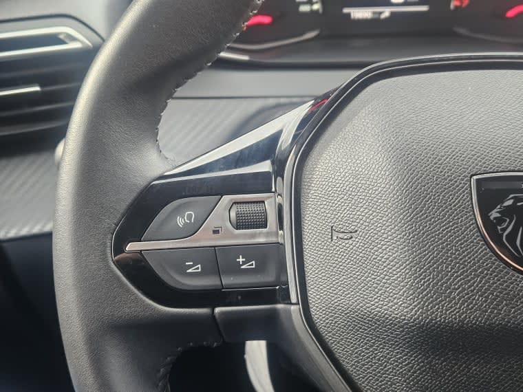 Peugeot 208 Puretech 4x2 1.2 año 2025
