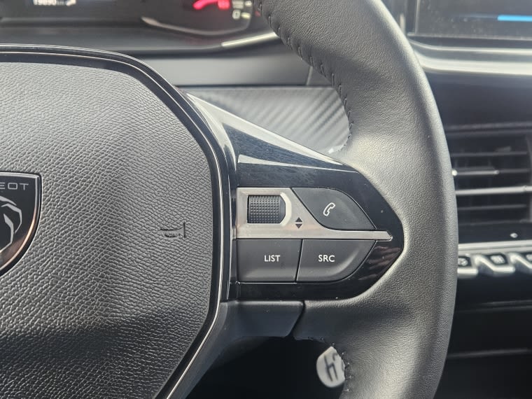 Peugeot 208 Puretech 4x2 1.2 año 2025