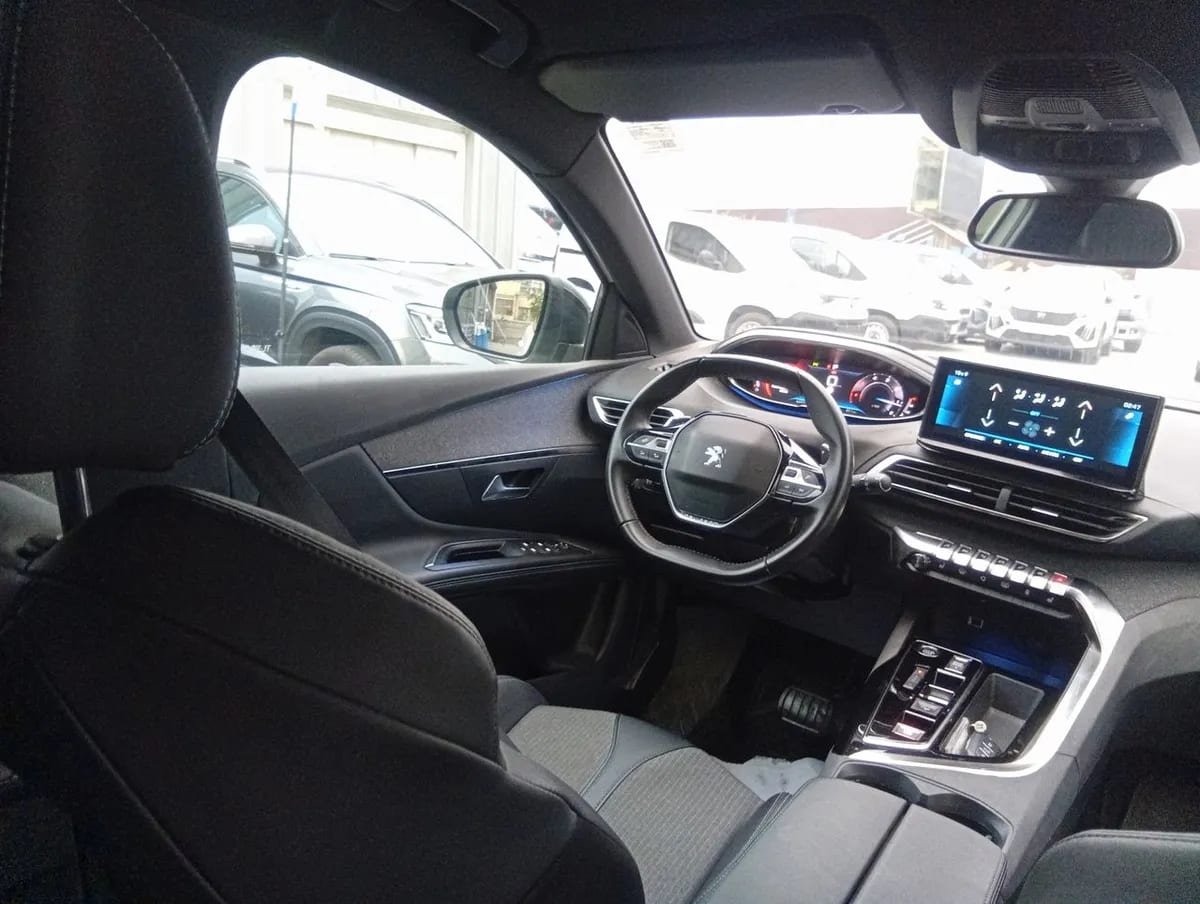 Peugeot 3008 1.5 Allure Pack Bluehdi 130 4x2 Eat8 5p año 2024