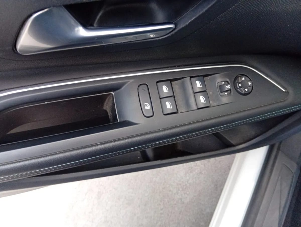 Peugeot 3008 1.5 Allure Pack Bluehdi 130 4x2 Eat8 5p año 2024
