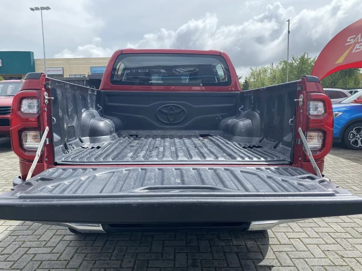Toyota Hilux 2.8 Srv Diesel 4x4 Dob. Cab. At 4p año 2024