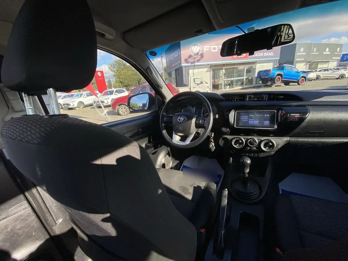 Toyota Hilux 2.4 Dx Diesel 4x2 Dob. Cab. Mt 4p año 2023